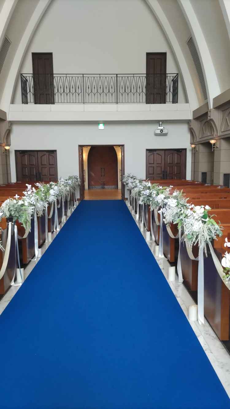 チャペル内の様子。青いカーペットが落ち着いていて印象的です。