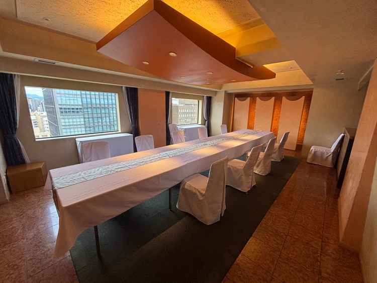 少人数で利用できる高層階の景色が望めるお食事会場