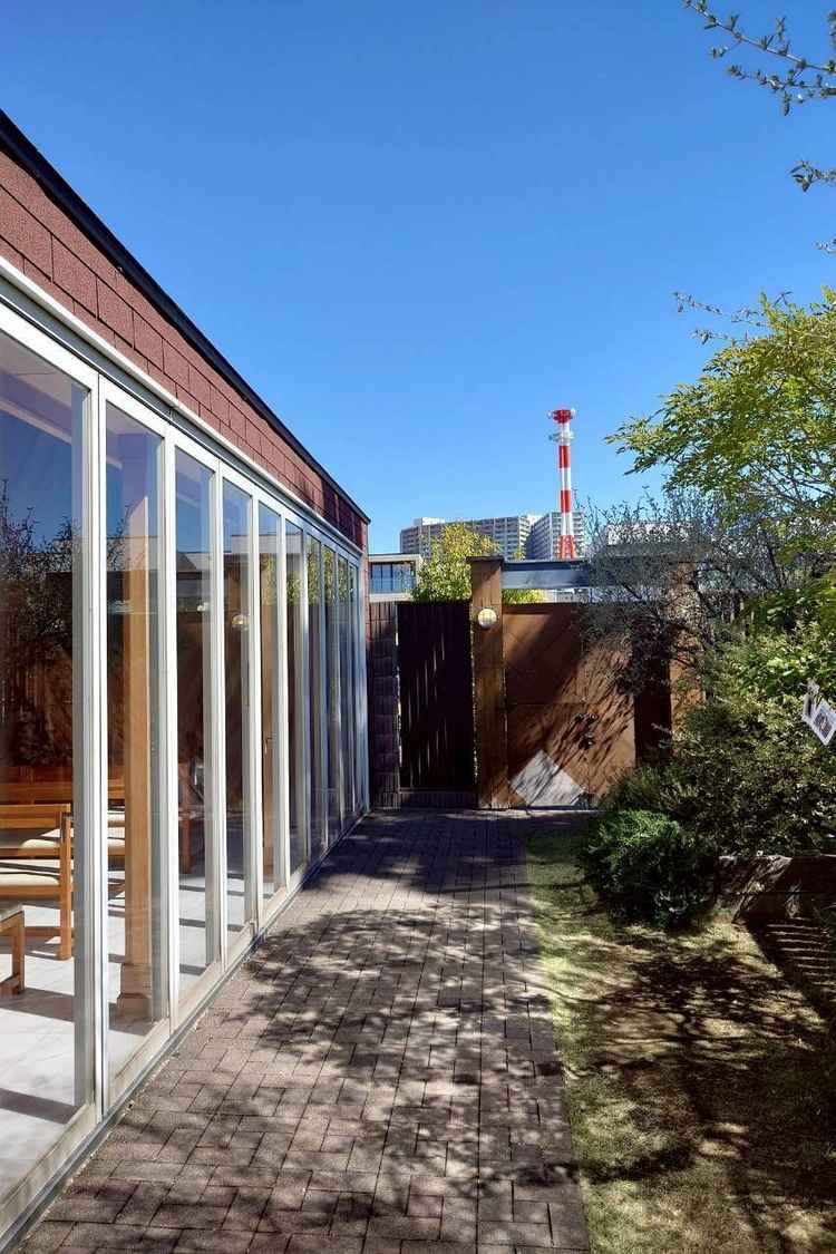 ガーデン。左に見えるのがチャペル。右側にも装飾などが可能で、当日も別の方の写真等が飾ってありました。