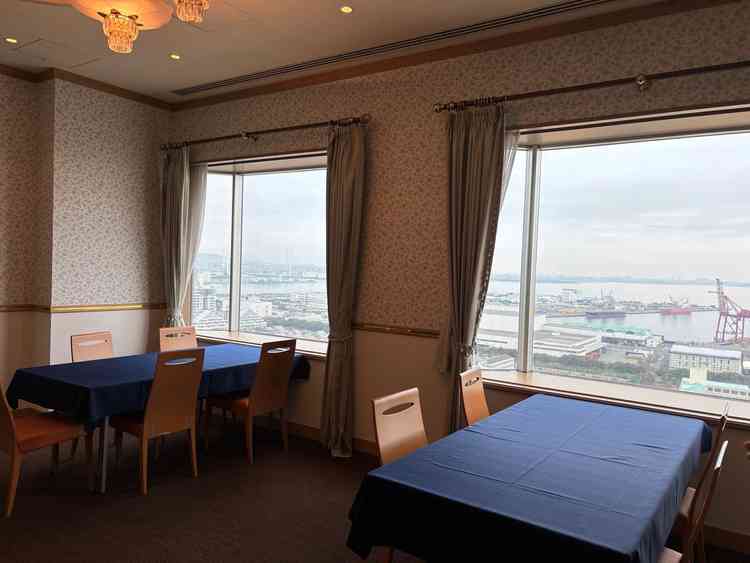 少人数による食事会場です。部屋が大きくないので、少人数にとても適したサイズ感でした。