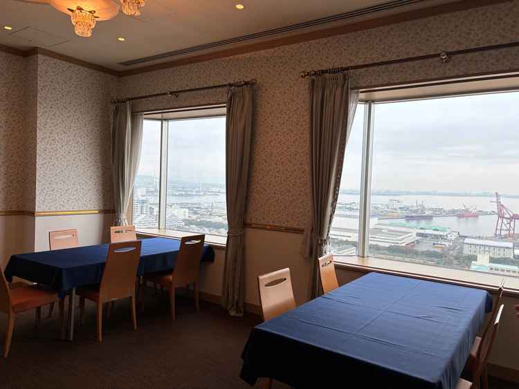 少人数による食事会場です。部屋が大きくないので、少人数にとても適したサイズ感でした。