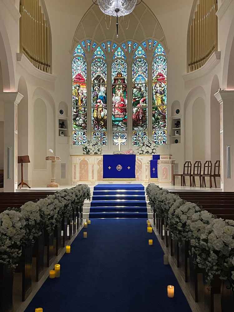 青の絨毯が印象的なチャペル