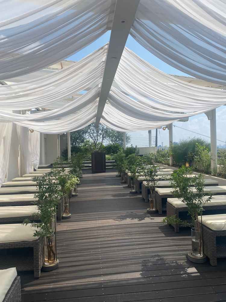 外で挙式が行えます。全天候型で雨が降っても屋根をつけることができます。