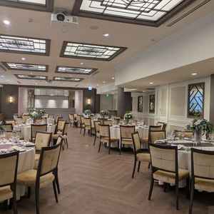 披露宴は2会場から選べる。待合室にソファーとピアノあり、写真撮影や余興の幅が増える。