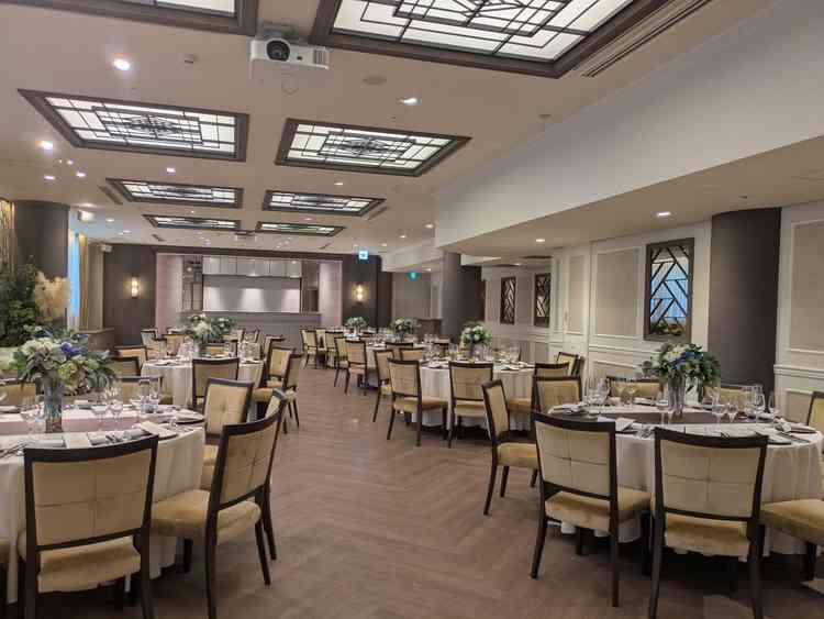 披露宴は2会場から選べる。待合室にソファーとピアノあり、写真撮影や余興の幅が増える。