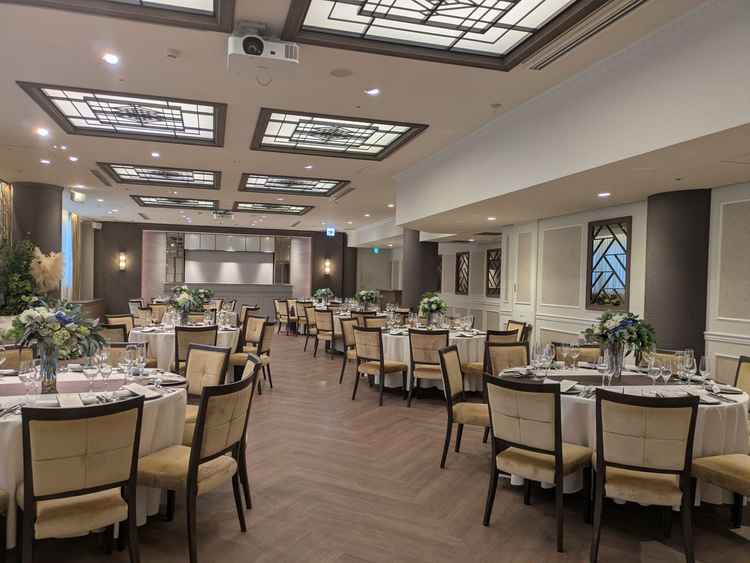 披露宴は2会場から選べる。待合室にソファーとピアノあり、写真撮影や余興の幅が増える。