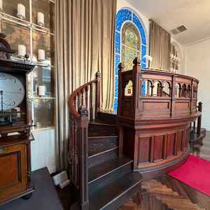 新郎新婦が誓いをたてる場所。ステンドグラスが綺麗。マンチェスターから取り寄せたものらしい
