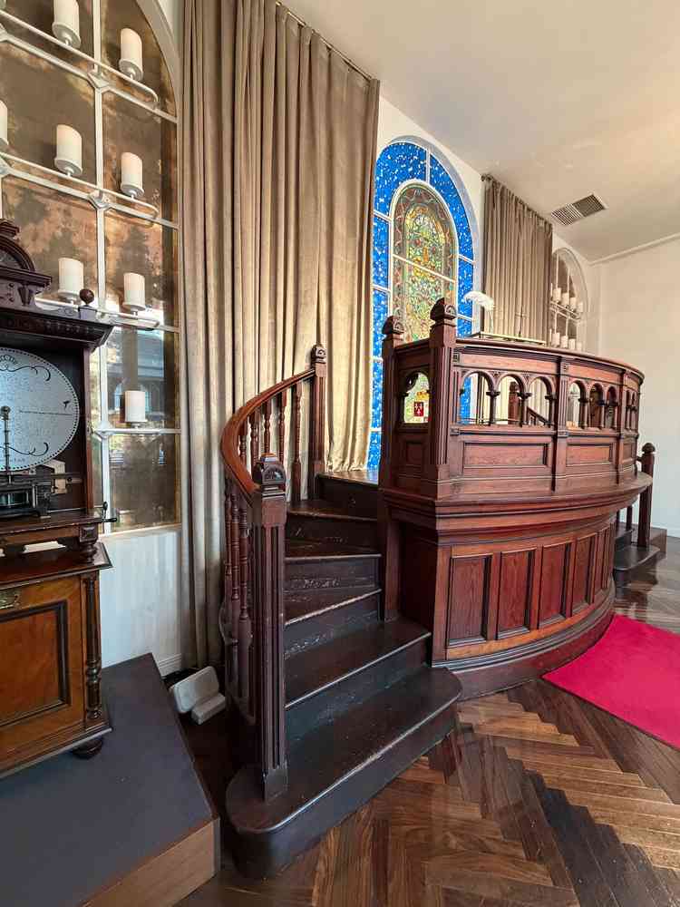 新郎新婦が誓いをたてる場所。ステンドグラスが綺麗。マンチェスターから取り寄せたものらしい