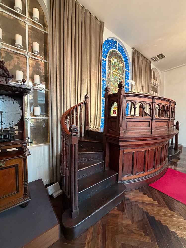 新郎新婦が誓いをたてる場所。ステンドグラスが綺麗。マンチェスターから取り寄せたものらしい