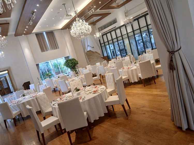 披露宴会場です。オープンキッチンで調理の様子が楽しめるのは初めてのことでした。広くて素敵です。