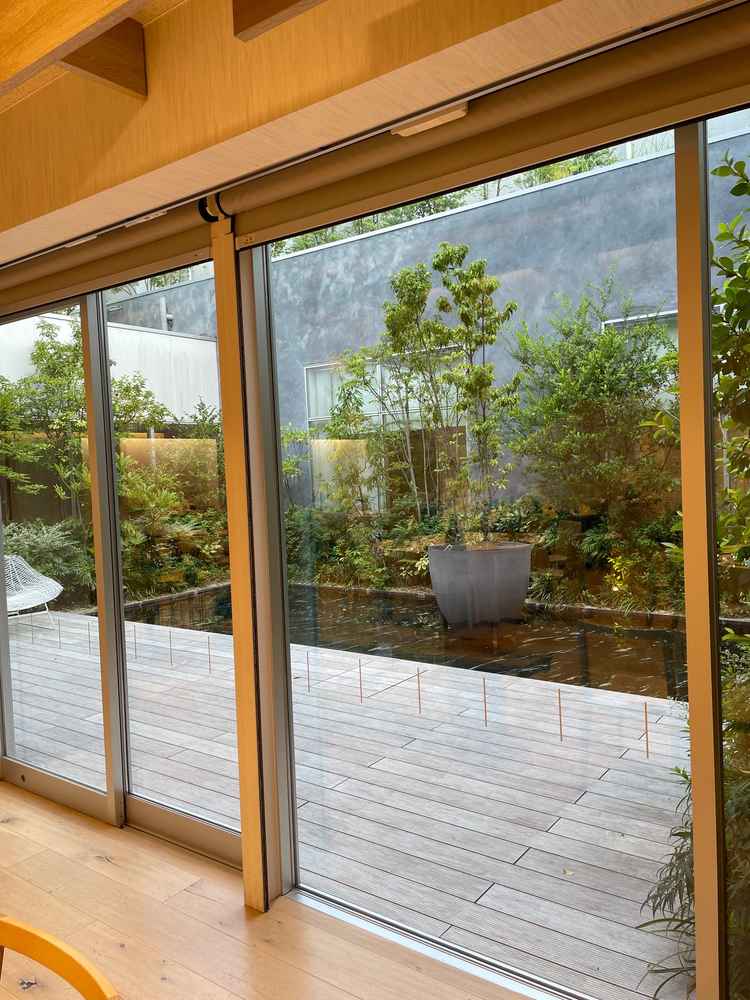 大きい披露宴会場から見える中庭。中庭からの入場もできる。自然な雰囲気を味わうことができる。