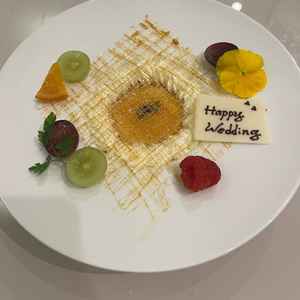 デザートのクリームブリュレ。周りのフルーツまでもとても美味しかった。