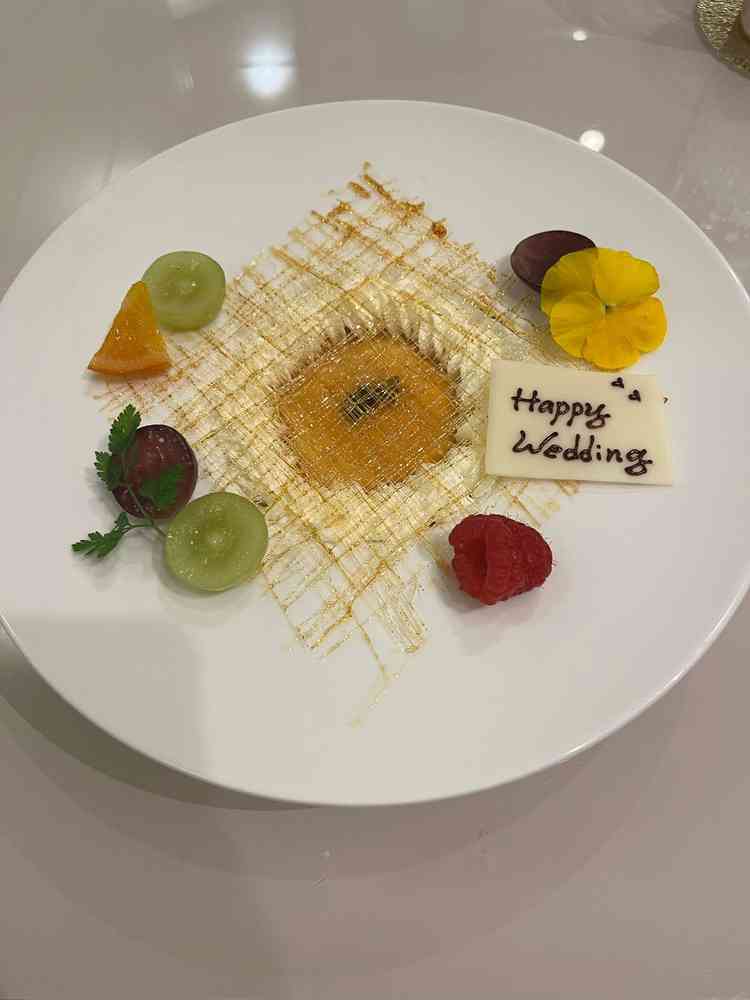 デザートのクリームブリュレ。周りのフルーツまでもとても美味しかった。