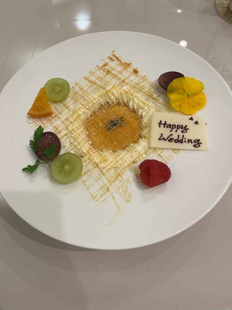 デザートのクリームブリュレ。周りのフルーツまでもとても美味しかった。