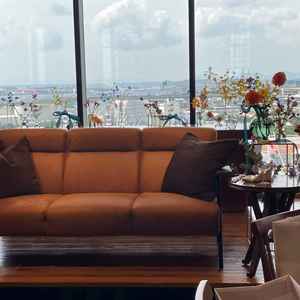 披露宴会場での新郎新婦のソファ。奥には高層階ならではの絶景が広がっておりよかったです。