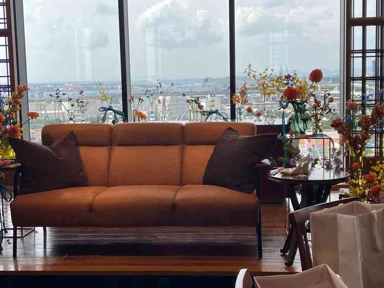 披露宴会場での新郎新婦のソファ。奥には高層階ならではの絶景が広がっておりよかったです。