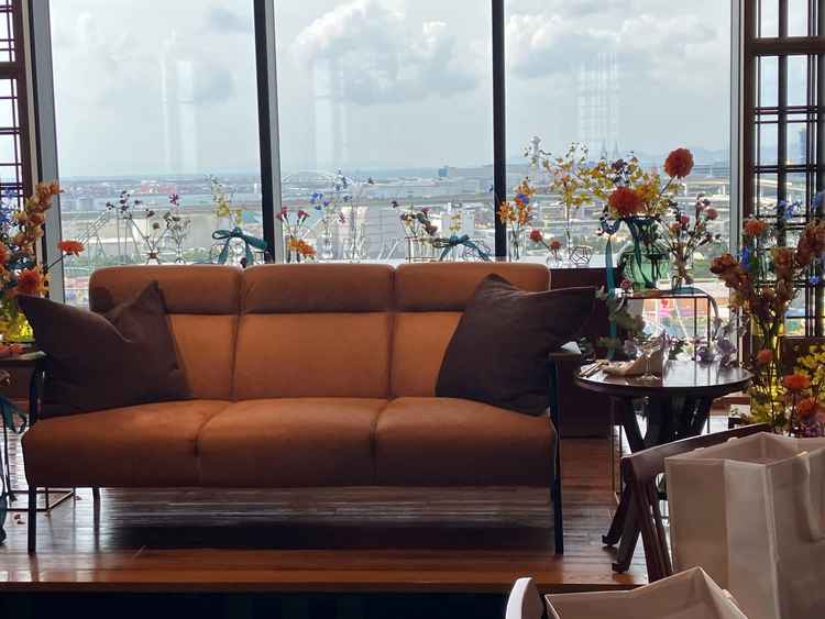 披露宴会場での新郎新婦のソファ。奥には高層階ならではの絶景が広がっておりよかったです。