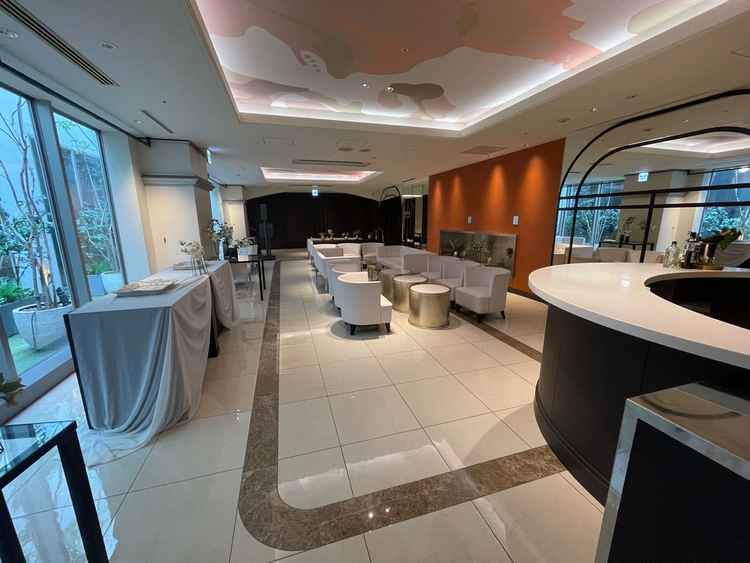 待合室は2つありチャペルや近い待合室はビールサーバーがあったり受付が待合室と同じ空間にあるのが新鮮で