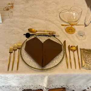テーブルコーディネートの自由度が高い。カトラリーがクチポール、ゴールドも選べて高級感がある。
