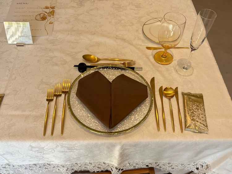 テーブルコーディネートの自由度が高い。カトラリーがクチポール、ゴールドも選べて高級感がある。