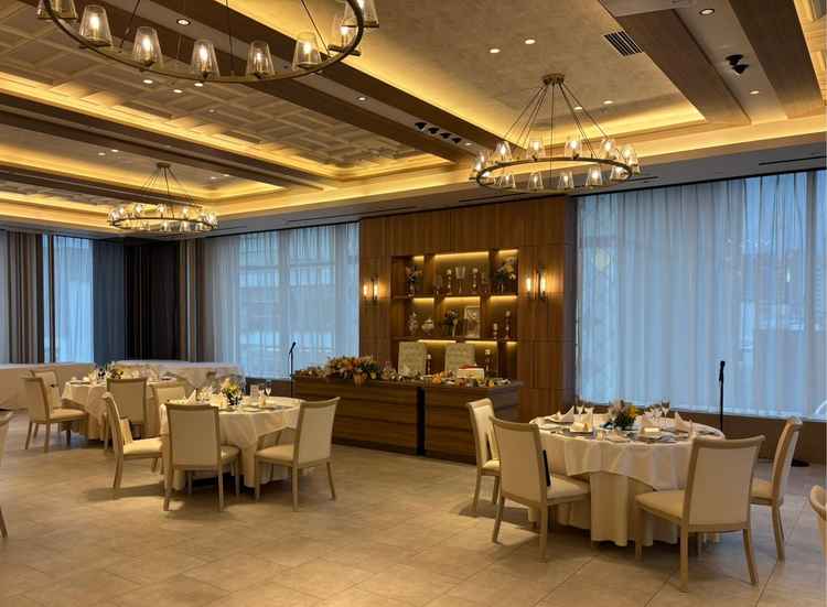 披露宴会場はこじんまりしていて、新郎新婦とゲストの距離が近く、アットホームな雰囲気でした。