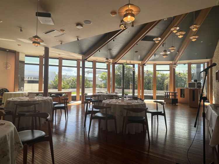 外にガーデンがある披露宴会場。天気がいいととても綺麗だと感じた。