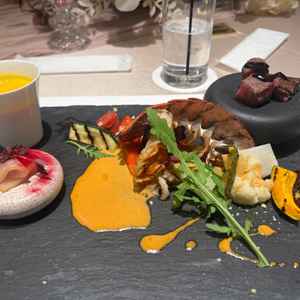 試食。その日の食材でシェフが作ってくださるそうです。低温調理の和牛は一口食べただけで感動。