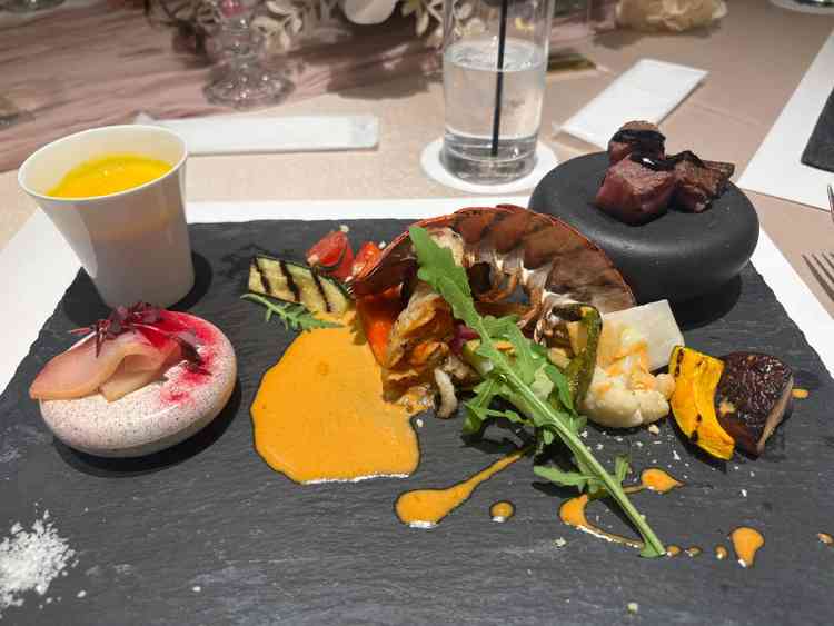 試食。その日の食材でシェフが作ってくださるそうです。低温調理の和牛は一口食べただけで感動。