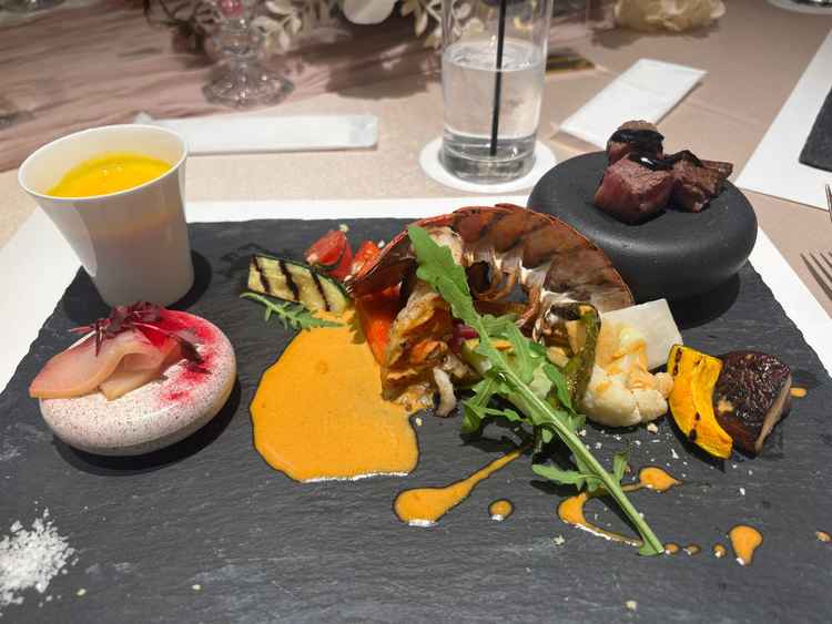 試食。その日の食材でシェフが作ってくださるそうです。低温調理の和牛は一口食べただけで感動。