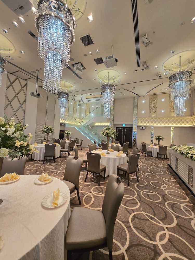 会場には階段もあり、シャンデリアも豪華で良かった。