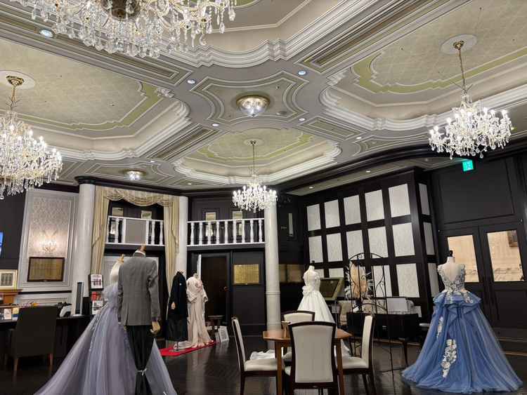 ドレスの実物も見ながら見積もり等の説明をしてもらえる