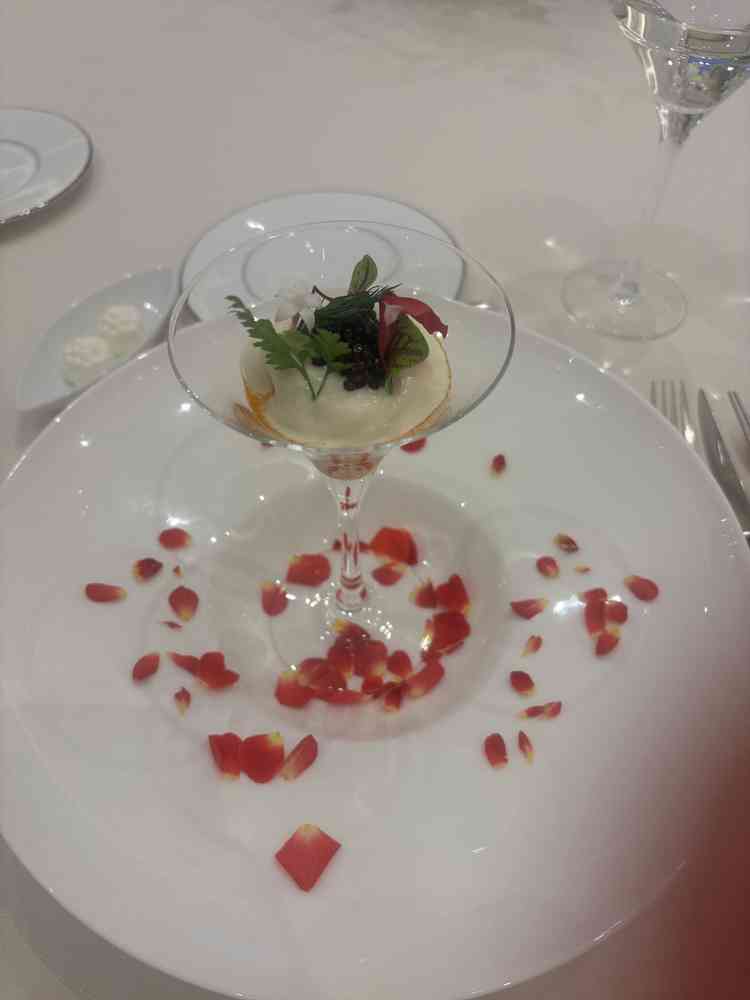 前菜。なんと披露宴会場で食べることができた。