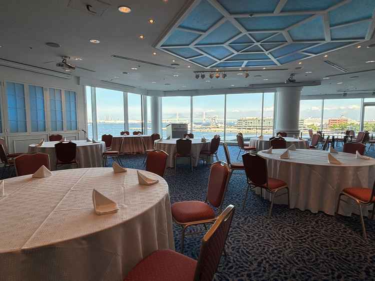 １つ目の披露宴会場。みなとみらいの海が見えて開放的。