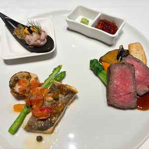 各コースからピックアップしたおすすめメニューを試食。温かい状態で食べることができた。