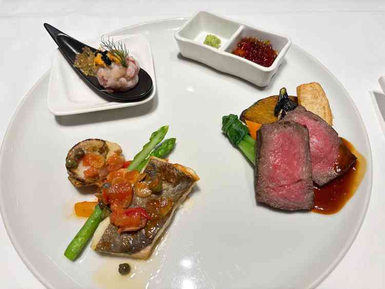 各コースからピックアップしたおすすめメニューを試食。温かい状態で食べることができた。