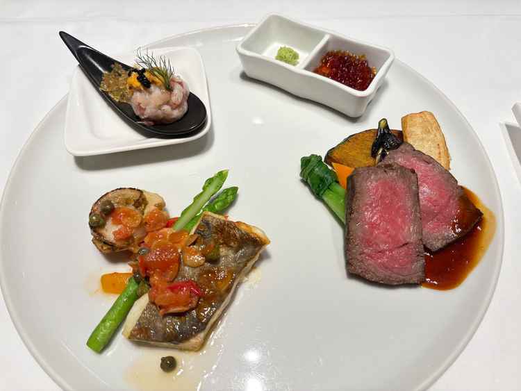 各コースからピックアップしたおすすめメニューを試食。温かい状態で食べることができた。