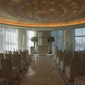 チャペルは、白を基調とした神秘的な雰囲気で、天井のシャンデリアは圧巻でした。