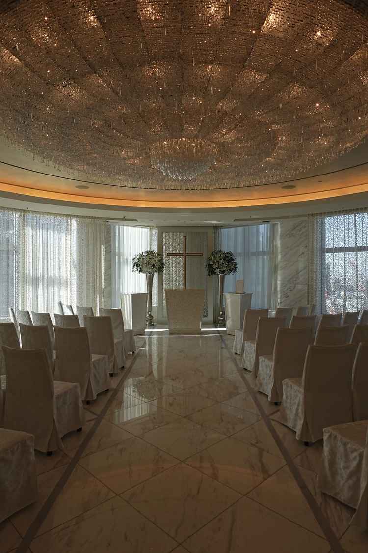 チャペルは、白を基調とした神秘的な雰囲気で、天井のシャンデリアは圧巻でした。