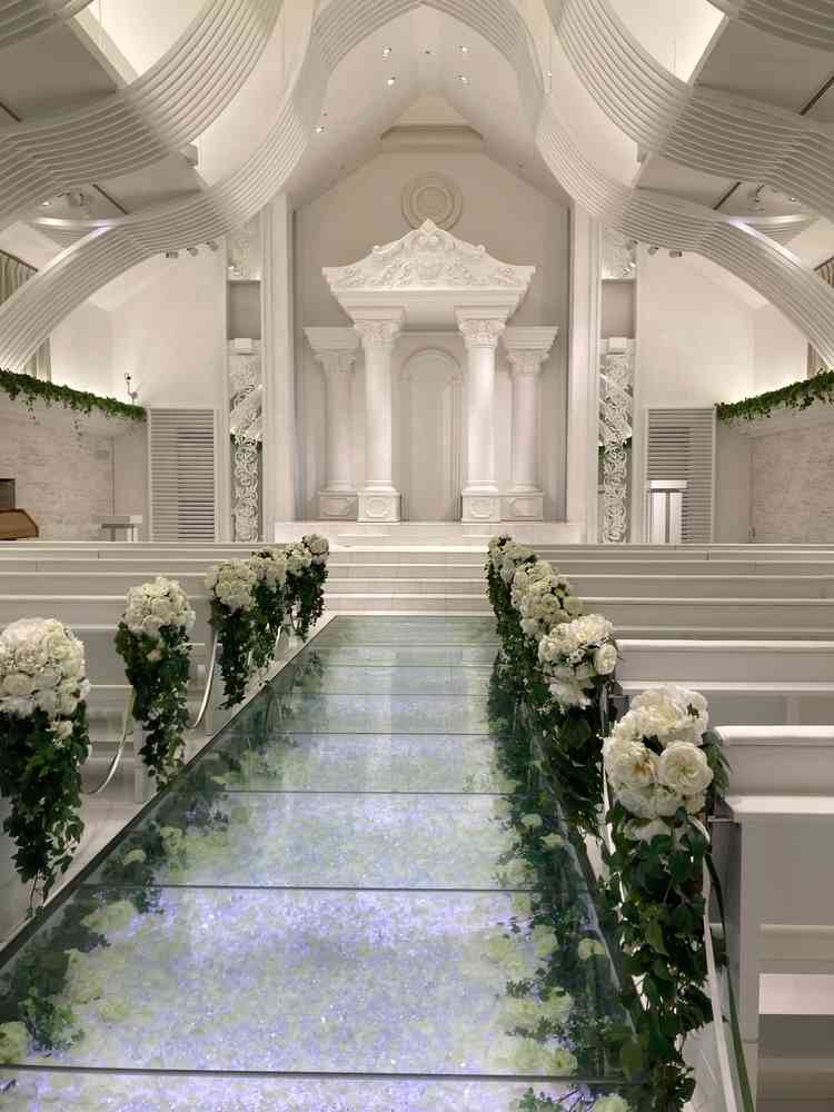 白を基調としたチャペル。バージングロードの色が変わる演出がとても綺麗でした。
