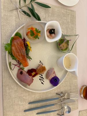 試食でいただいた前菜プレートです。どれもとても美味しく満足でした。