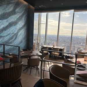 披露宴会場。別の階にあるが、行きやすく、広すぎないので、良い。暗めの雰囲気だった。