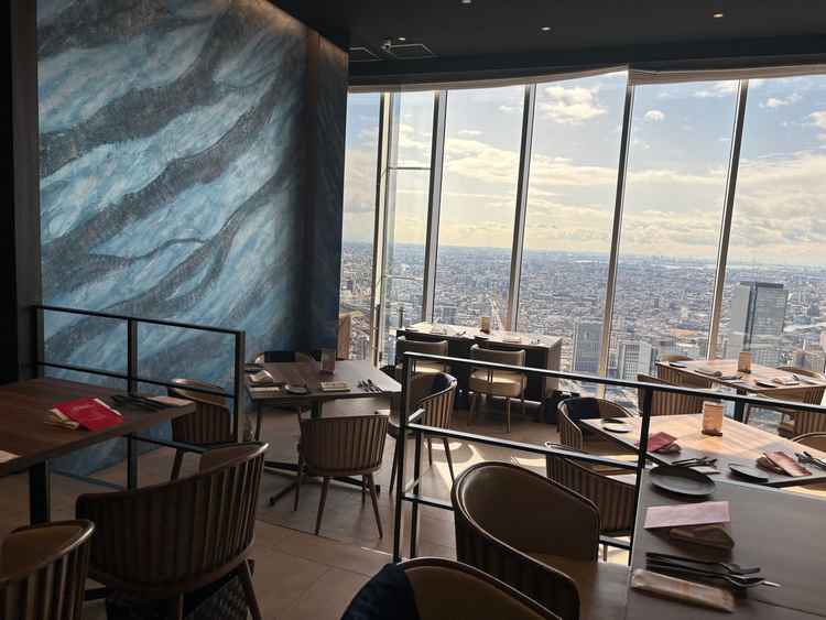 披露宴会場。別の階にあるが、行きやすく、広すぎないので、良い。暗めの雰囲気だった。