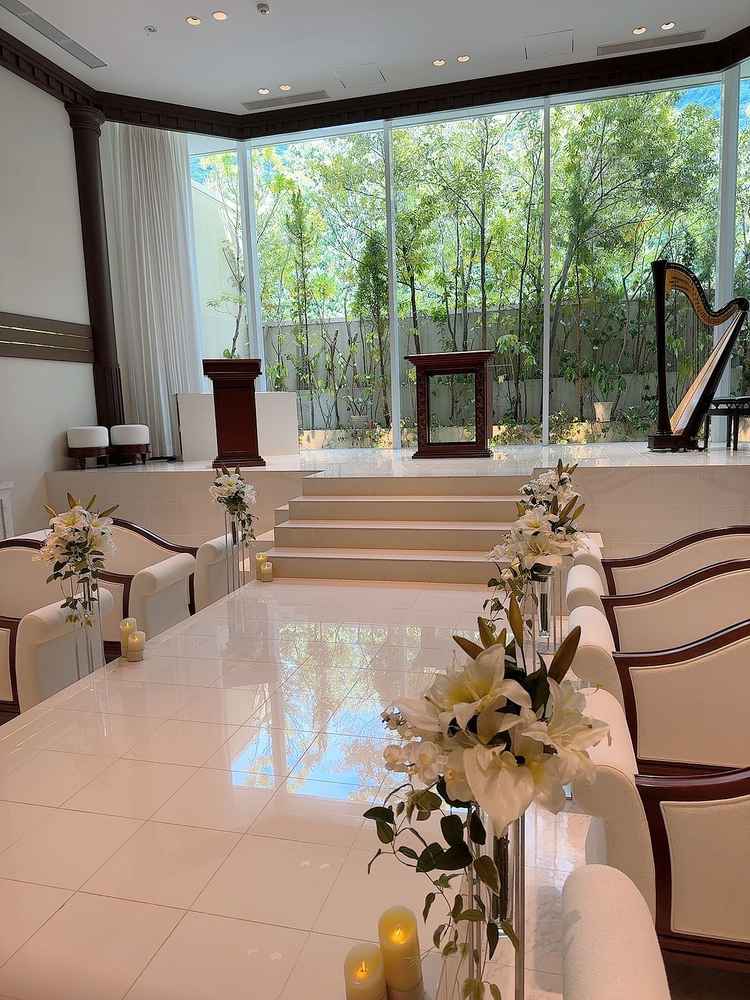 式場内。扉を開けた時、緑と自然光が出迎えてくれる。ハープや1段上がっている部分がある。