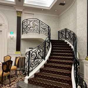 披露宴の階段。斜めになっていることからドレスを色々な角度で見てもらえる