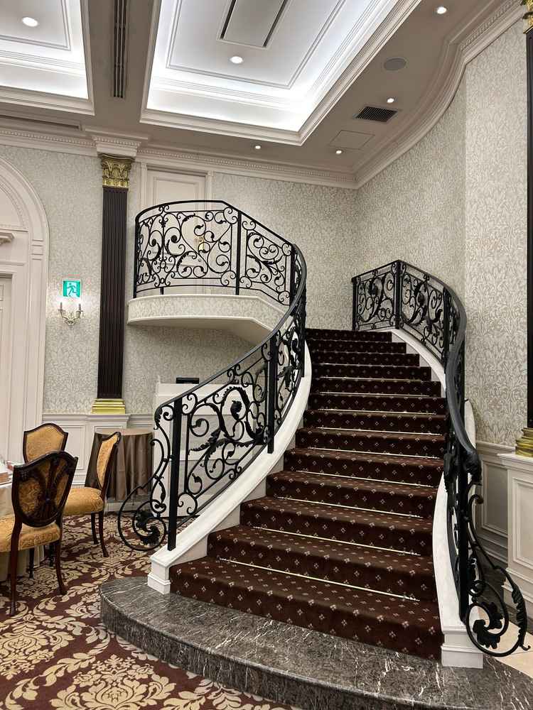 披露宴の階段。斜めになっていることからドレスを色々な角度で見てもらえる