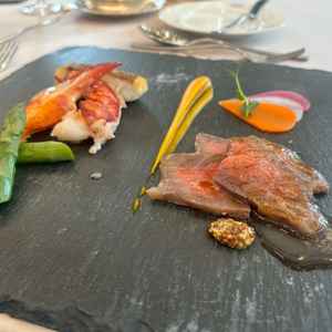 試食会のメイン。厨房が披露宴会場の真横に位置しており、料理の鮮度・温度が適切なタイミングで運ばれる。