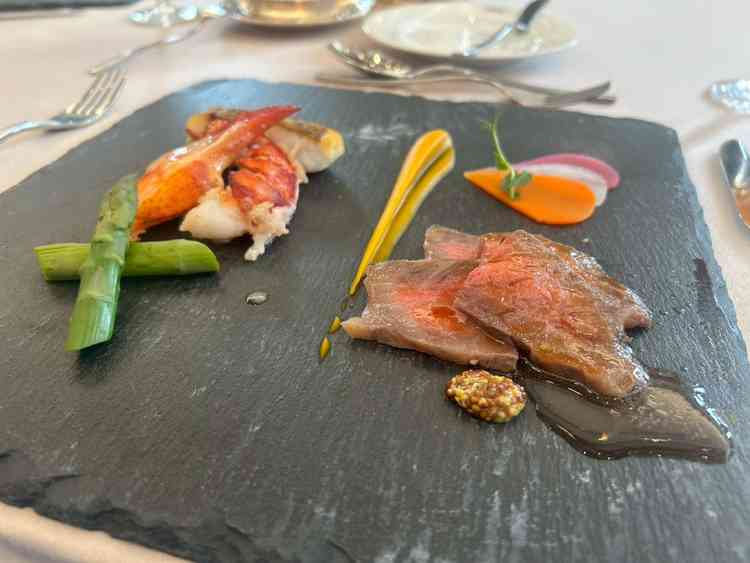 試食会のメイン。厨房が披露宴会場の真横に位置しており、料理の鮮度・温度が適切なタイミングで運ばれる。