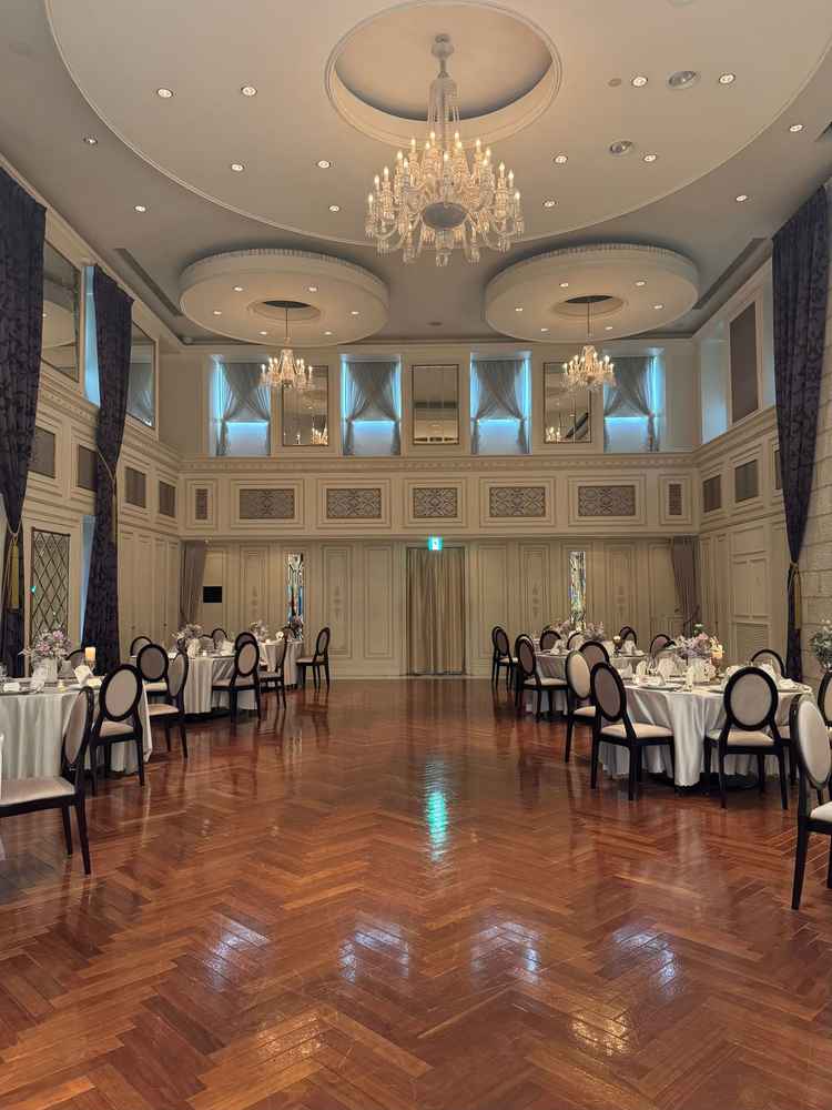天井の高い披露宴会場で、テーブルコーディネートもシックでオシャレでした。