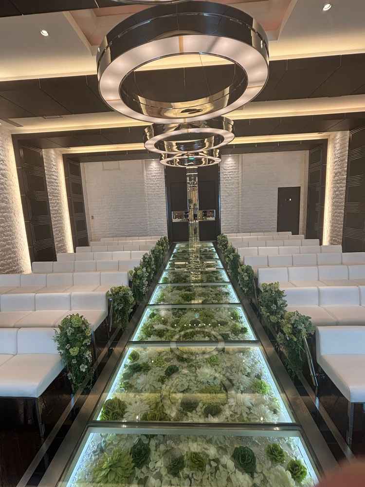 挙式会場の写真。背もたれが低くて写真が撮りやすく、ゲストの顔も見やすそう。