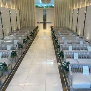 挙式会場　白とガラスを基調にした明るいチャペルで、自然光がとても綺麗でした。